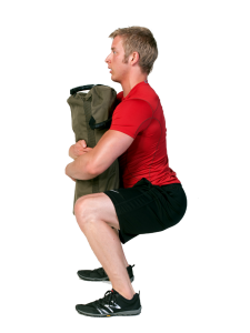 man demonstreert de sandbag bear hug squat
