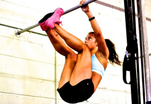 crossfitter doet toes to bar